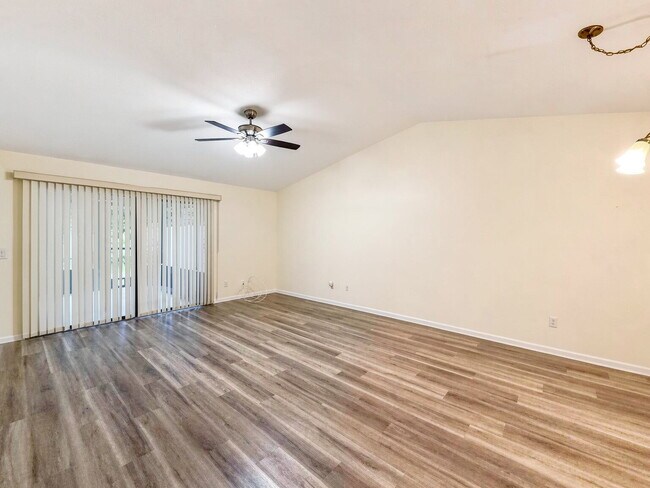Building Photo - Cul-de-Sac Home with Huge Fenced Backyard