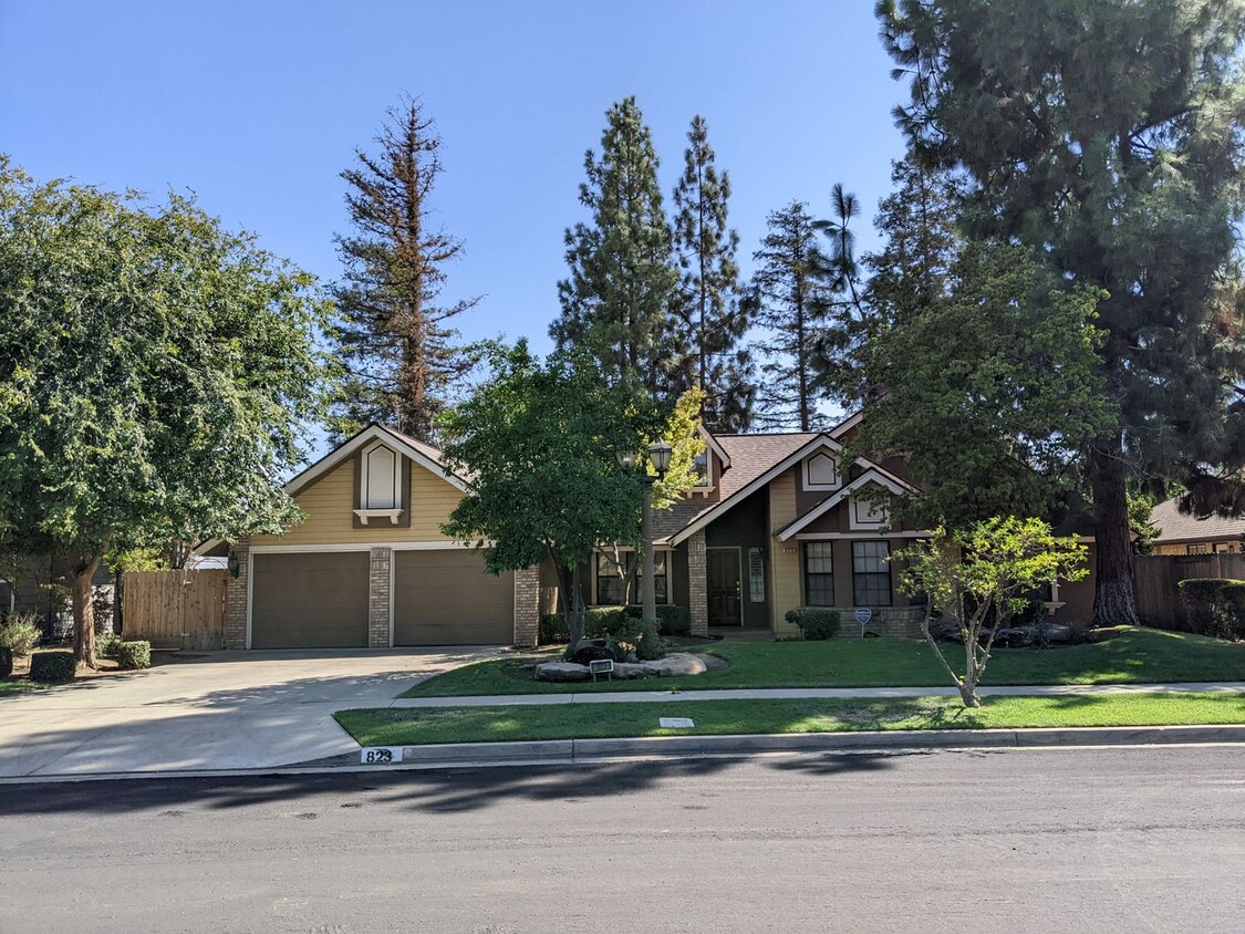 Primary Photo - NE Fresno home near Clovis West High Schoo...