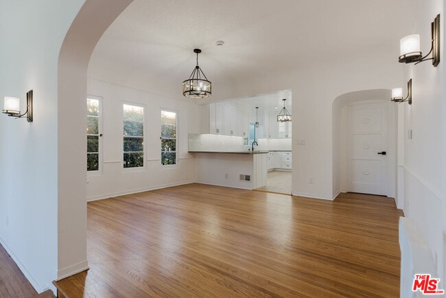 Foto del edificio - 1122 S Tremaine Ave