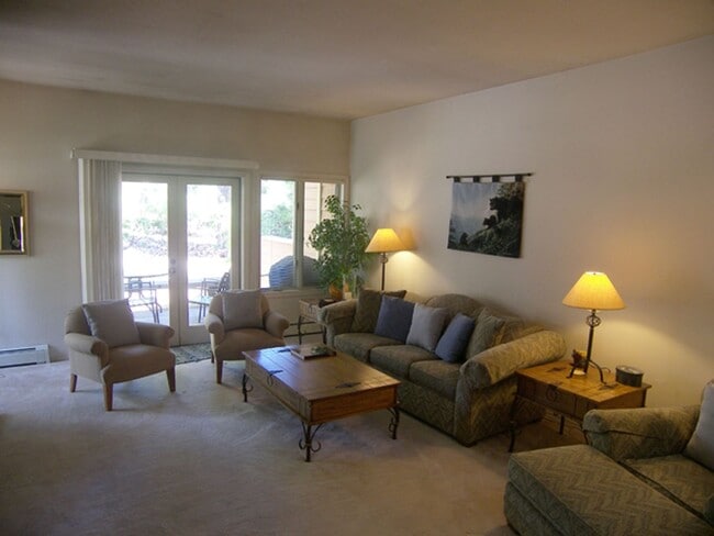 Foto del edificio - 3 Bedroom Condo in McCloud w 1 Car Garage! Great Location!