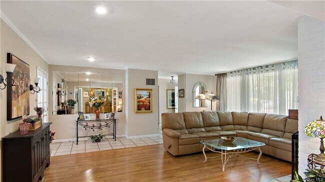 Building Photo - 15 Birchwood Ln