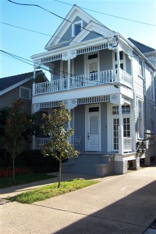 Apt in rear, adjacent to Gilmore Park - 5940 Laurel St