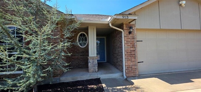 Building Photo - 913 Desert Trail