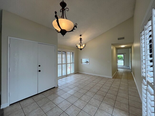 Building Photo - MOVE-IN READY 3+2 w/all appliances, commun...