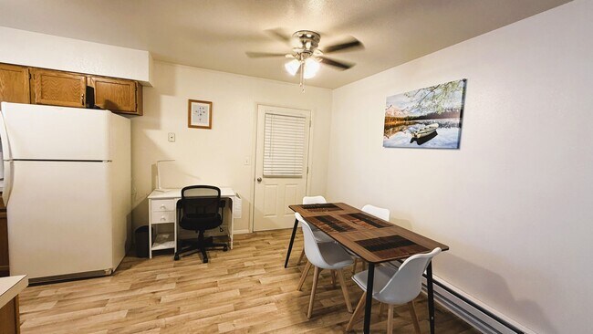 Foto del edificio - Furnished unit with huge backyard.