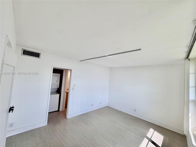 Building Photo - 575 Oaks Ln