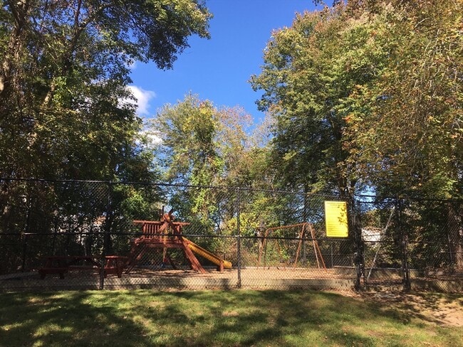 Foto del edificio - 13 Shadowbrook Ln