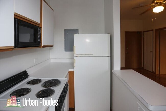 Foto del edificio - 645 W Barry Ave