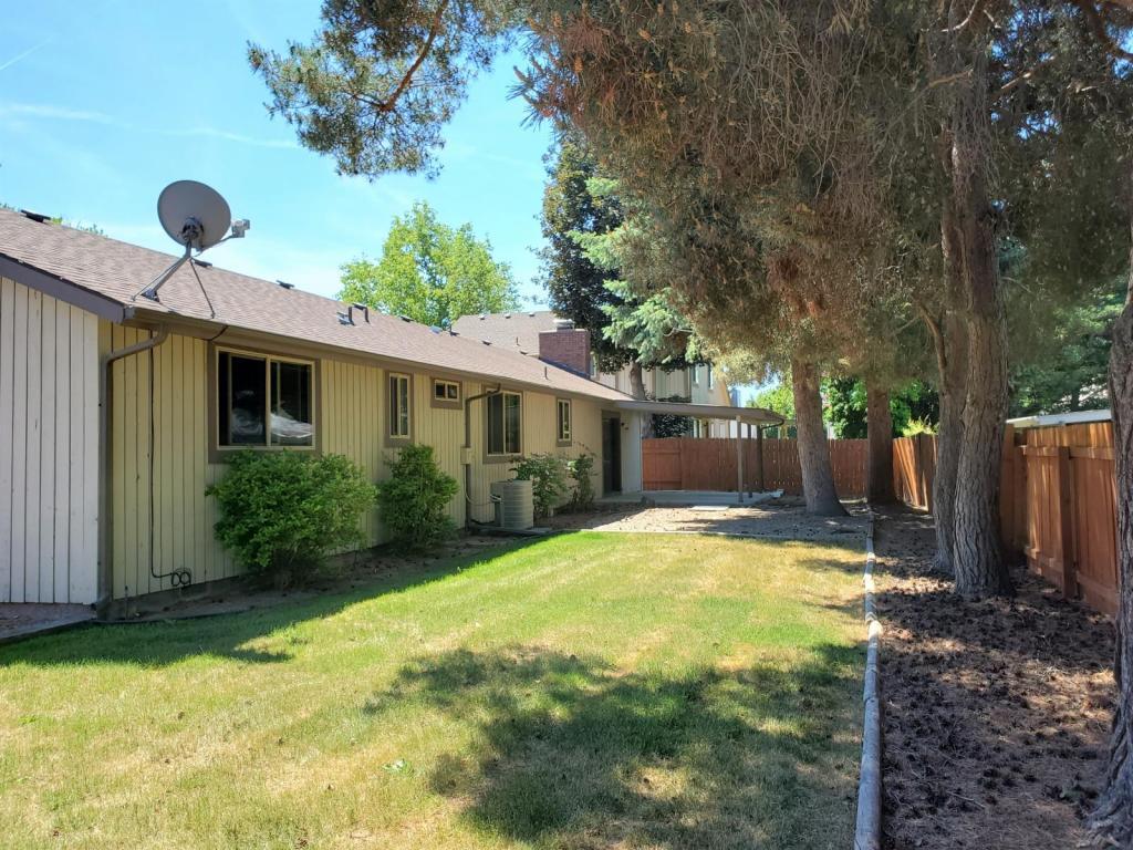 Building Photo - 215 E Mango Dr