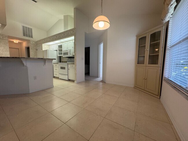 Building Photo - Charming 3-Bedroom Home in Broadmoor – Mov...