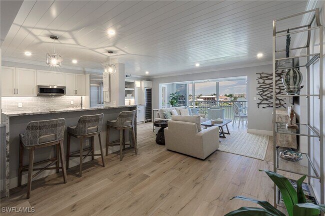 Foto del edificio - 250 Park Shore Dr