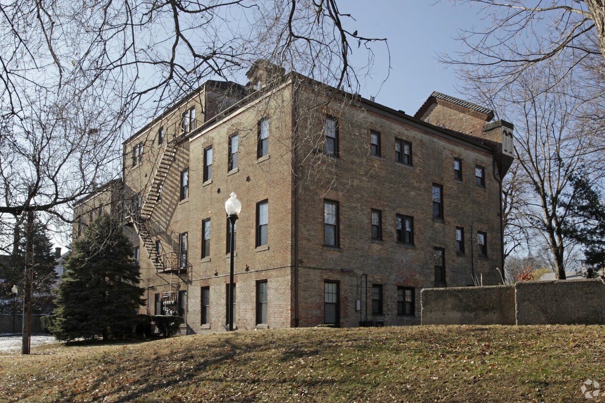 Foto del edificio - 719 Cedar Grove Ter