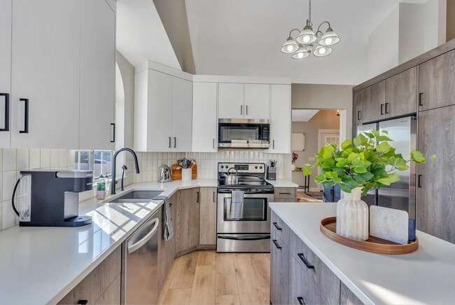 Building Photo - Fully Furnished 5 Bed/3 Bath in Lehi