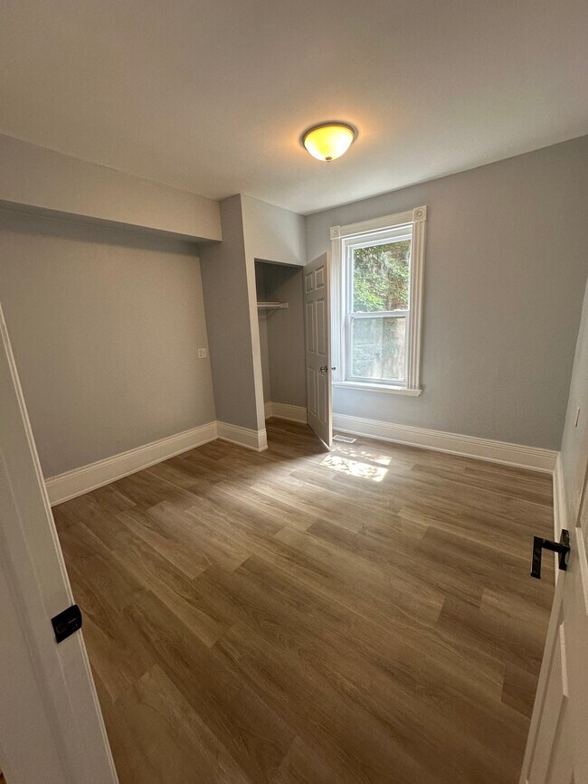 Photo du bâtiment - Affordable Main Floor
