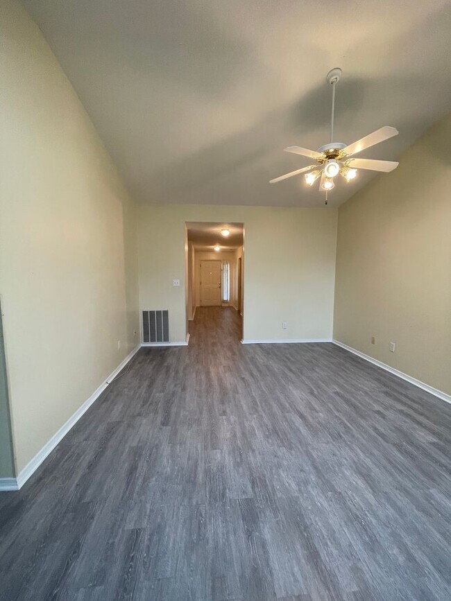 Foto del edificio - Maryville 37801 - 2 bedroom, 2 bath condo with a 1-car garage & sunroom - Call Tom Parry (865) 60...