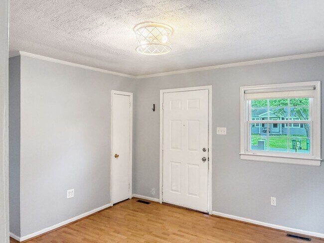 Foto del edificio - Charming 2BR Home in the Westover Area – A...