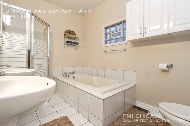 Building Photo - 2422 N Ashland Ave
