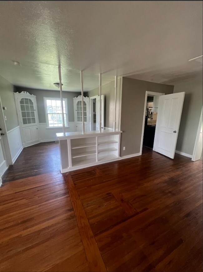Building Photo - Spacious 5 Bed Home in Midwest City! **DEP...
