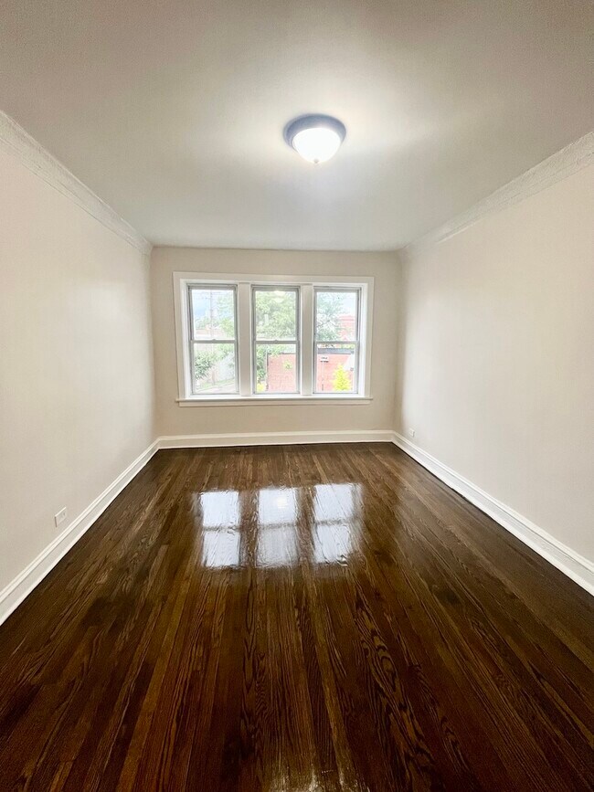 Foto del edificio - 3705 W Division St