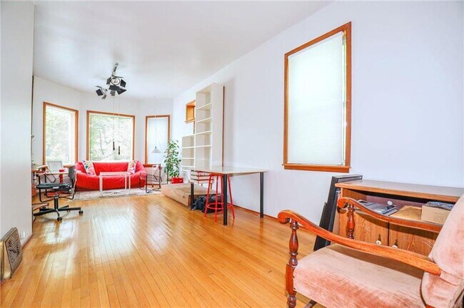 Photo du bâtiment - 1580 Wolseley Ave W