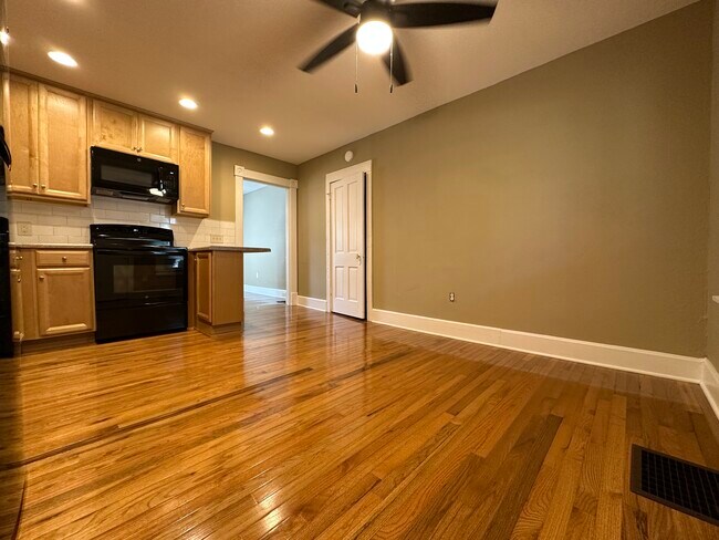 Foto del edificio - 317 E 8th St
