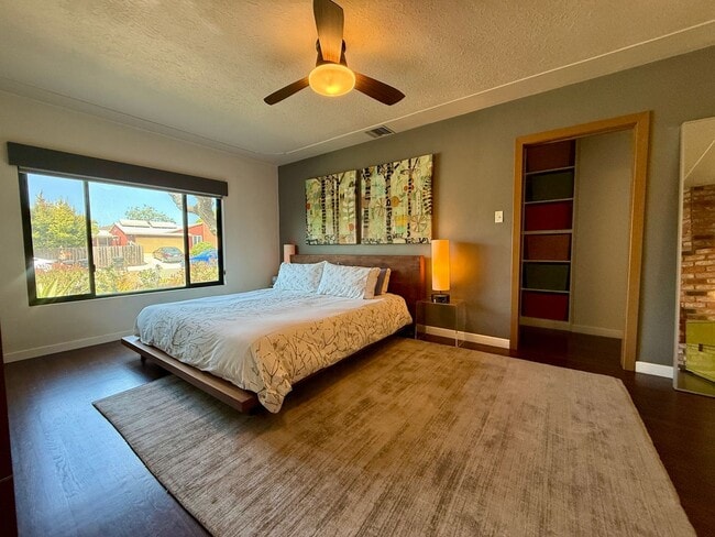Foto del edificio - Unique 4 Bedroom House with OCEAN VIEWS in Sunset Cliffs! Fully Furnished! 6 Month Lease Term!