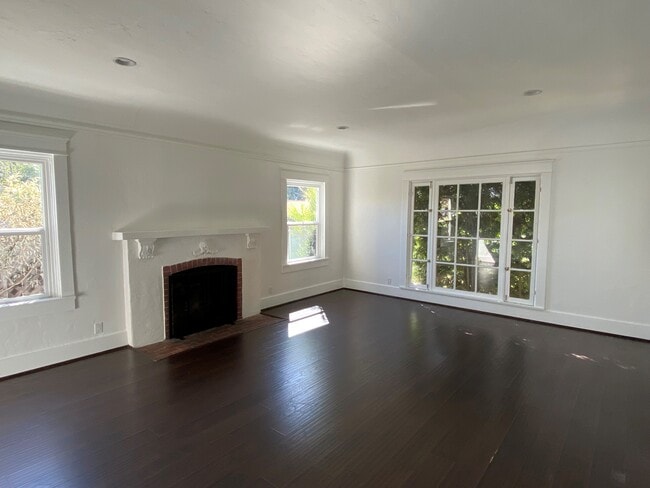 Building Photo - 1206 N Orange Grove Ave