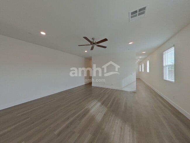 Building Photo - 889 English Primrose St