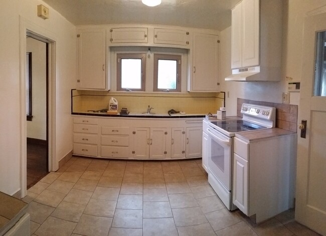 Building Photo - 2 bedroom 1 Bath 1 Car garage Sparks Cotta...