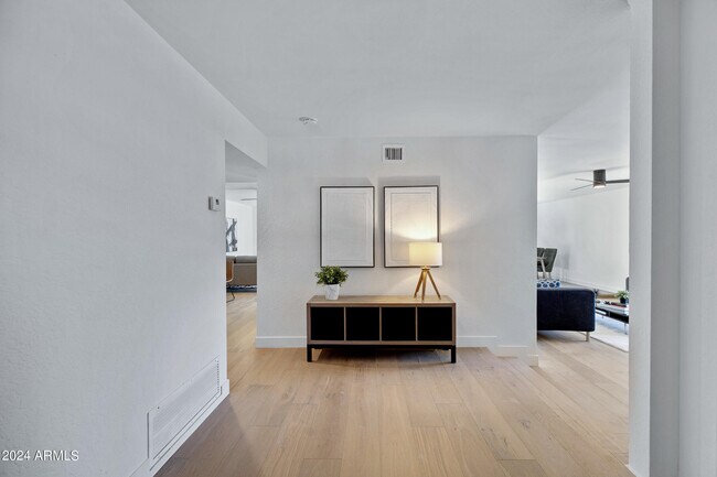Building Photo - 2514 N 60th Pl