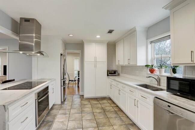 Foto del edificio - 3415 Freshmeadows Dr