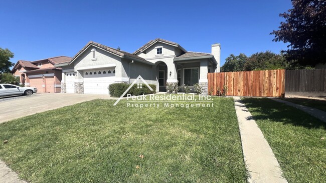 Building Photo - Spacious Roseville 3bd/2ba Home with 3-Car...