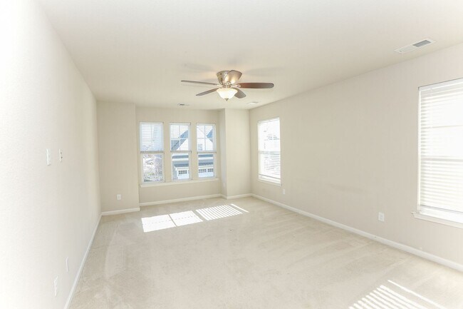 Foto del edificio - Exquisitely Maintained Move-in Ready!