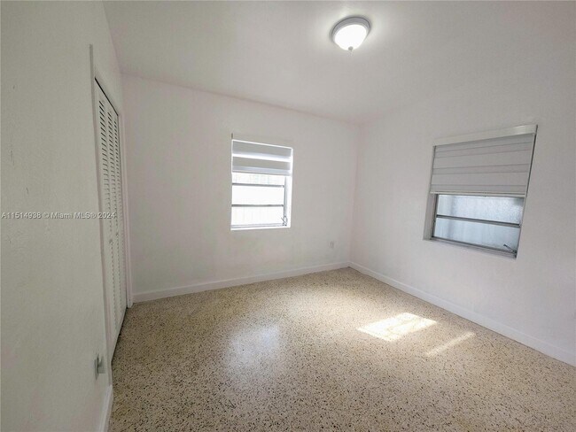 Building Photo - 2700 SW 33rd Ct