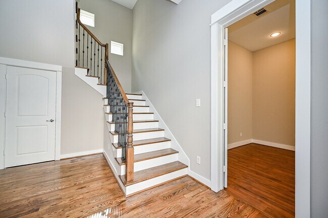 Building Photo - 955 W 24th St