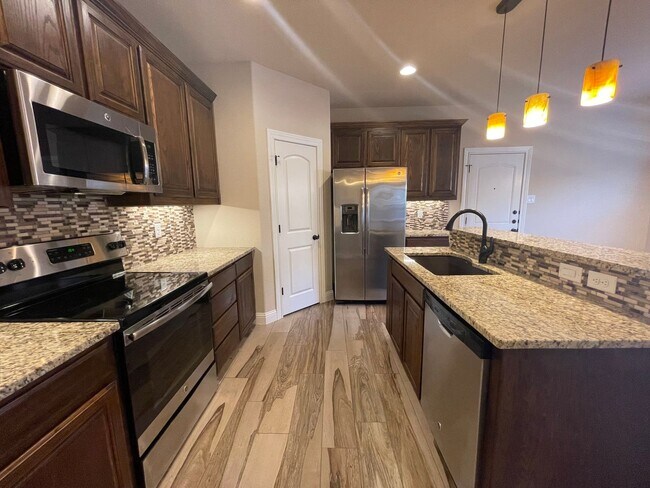 Foto del edificio - 3BD/2.5BA Benbrook Townhome – 9-Ft Ceilings, Granite Kitchen, Walk-In Master Shower, Attached Gar...
