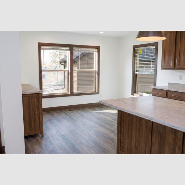 Foto del edificio - 545 Tower View Ave
