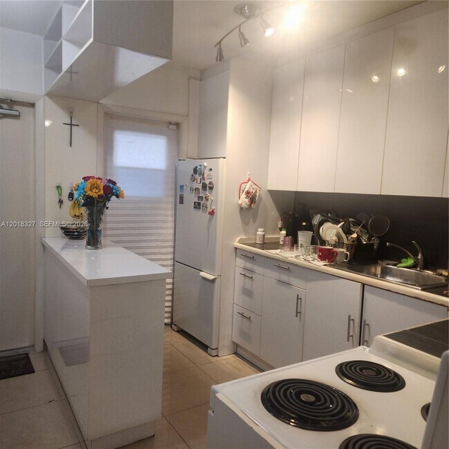 Foto del edificio - 6580 Santona St