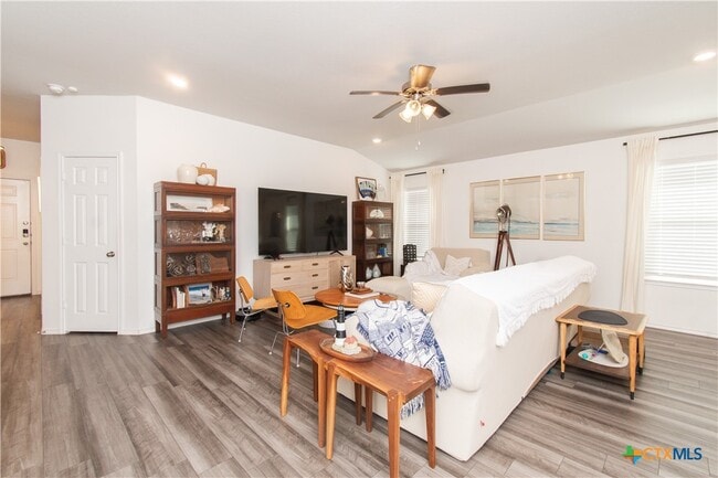 Building Photo - 303 Saddleback Trl