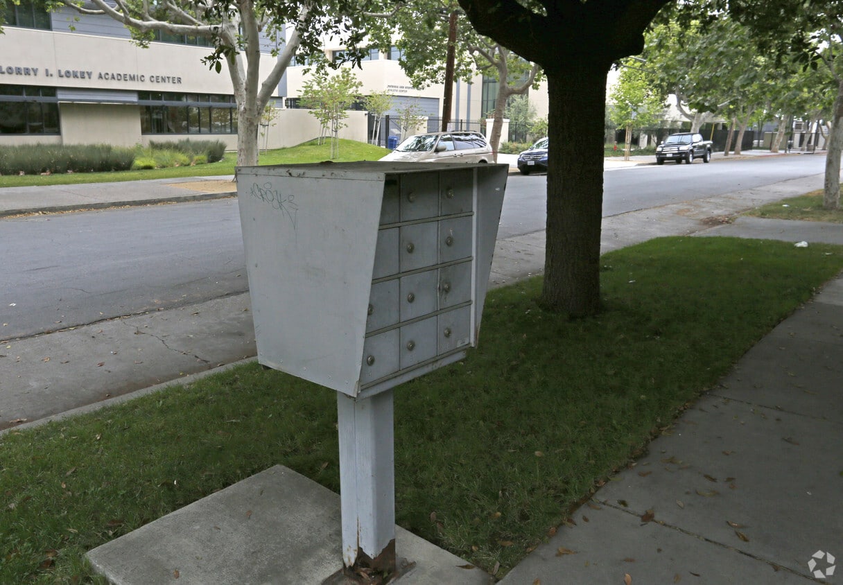 Building Photo - 846 Emory St