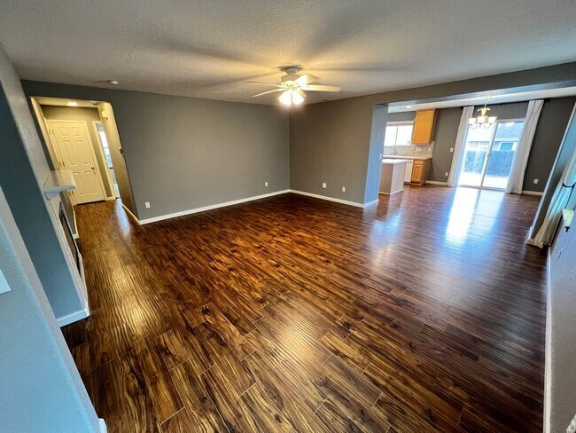 Building Photo - Great Location 3 Bed, 2 Bath, 2 Car, Close...