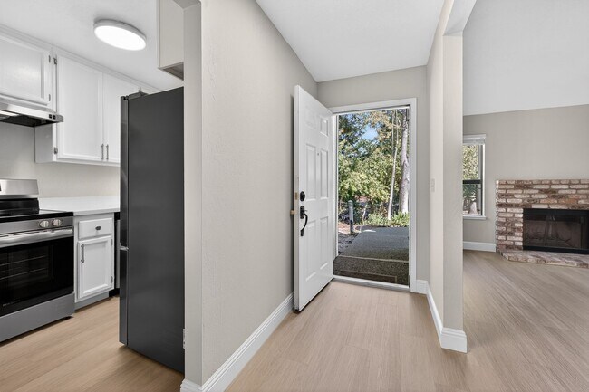 Foto del edificio - Newly Renovated 3/2.5 bath End-Unit Townhome with Vaulted Ceilings – Minutes to I-680 & Downtown!