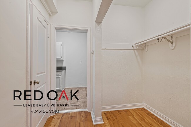 Foto del edificio - Terrific Studio with Beautiful Hardwood St...