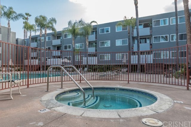 Foto del edificio - 4915 Tyrone Ave