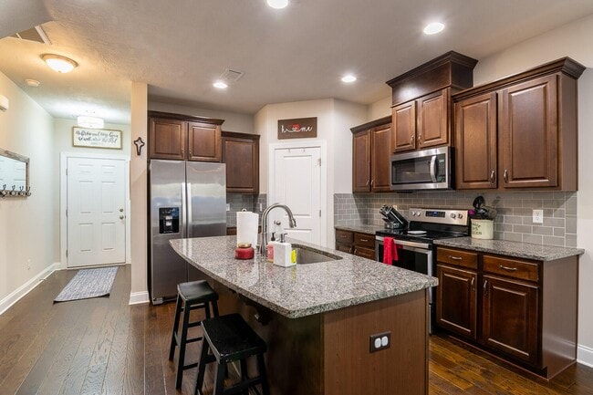 Foto del edificio - 704 Red Cedar Ct