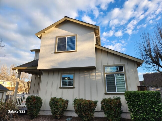 Building Photo - Immaculate Two story,  1 Bedroom, 1 Bathroom, Condo, lots of light,  Close to everything!