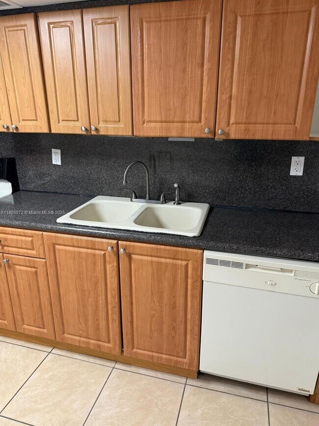 Foto del edificio - 6980 NW 186th St