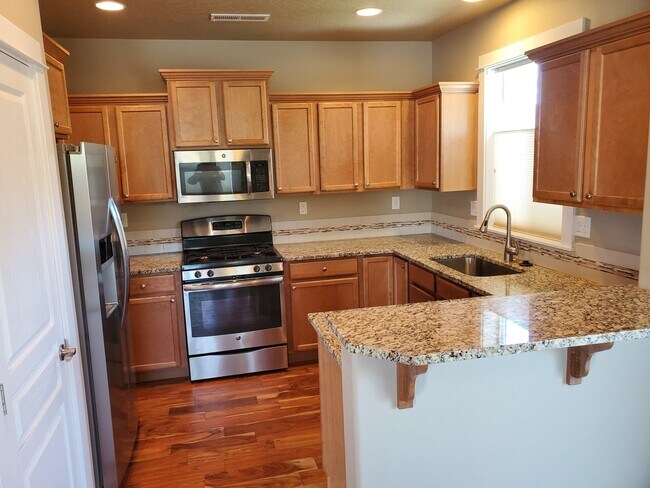 Foto del edificio - COMING SOON - 3 Bed 2 Bath single level - Fence - 2 Car Garage