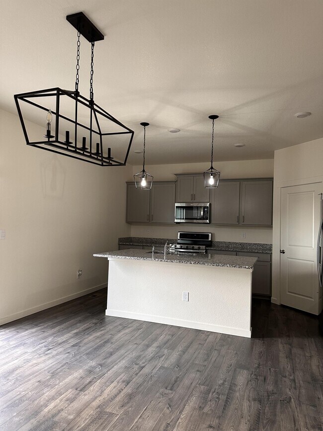 Building Photo - 1101 Sunrise Dr