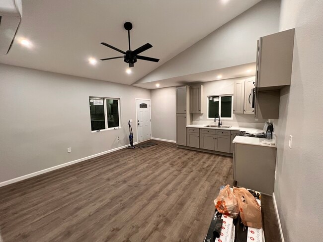 Foto del edificio - 1752 W 82nd St